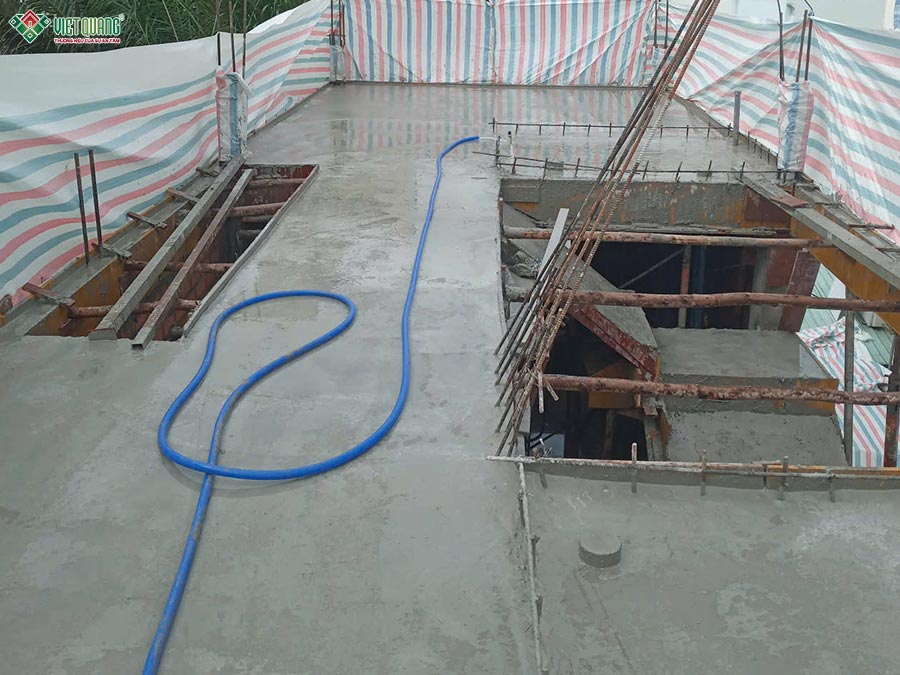 Hình ảnh tưới nước bảo dưỡng bê tông sàn lầu 2