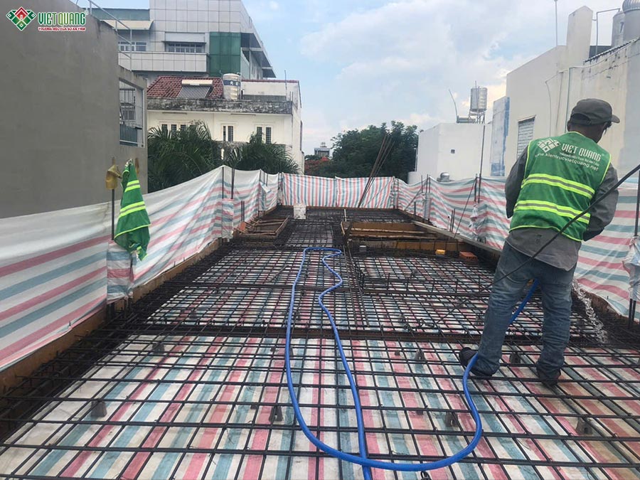 Hình ảnh thi công tưới nước trước khi đổ bê tông sàn lầu 2