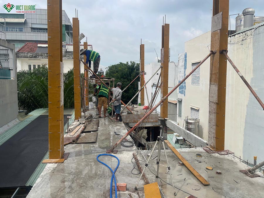 Hình ảnh thi công đổ bê tông cột lầu 2