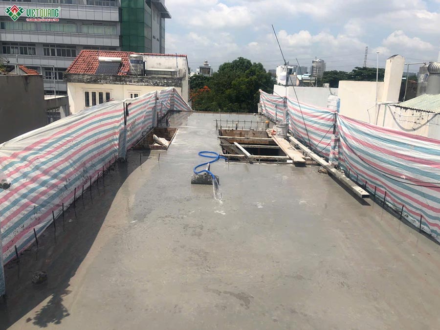 Hình ảnh tưới nước bảo dưỡng bê tông sàn sân thượng