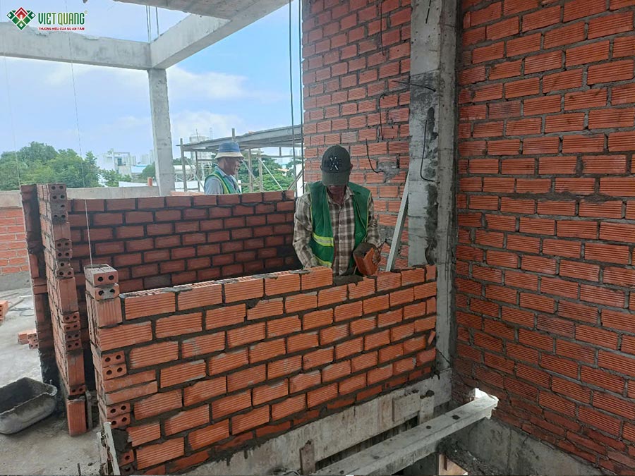 Hình ảnh thi công xây tường phân chia khu vực