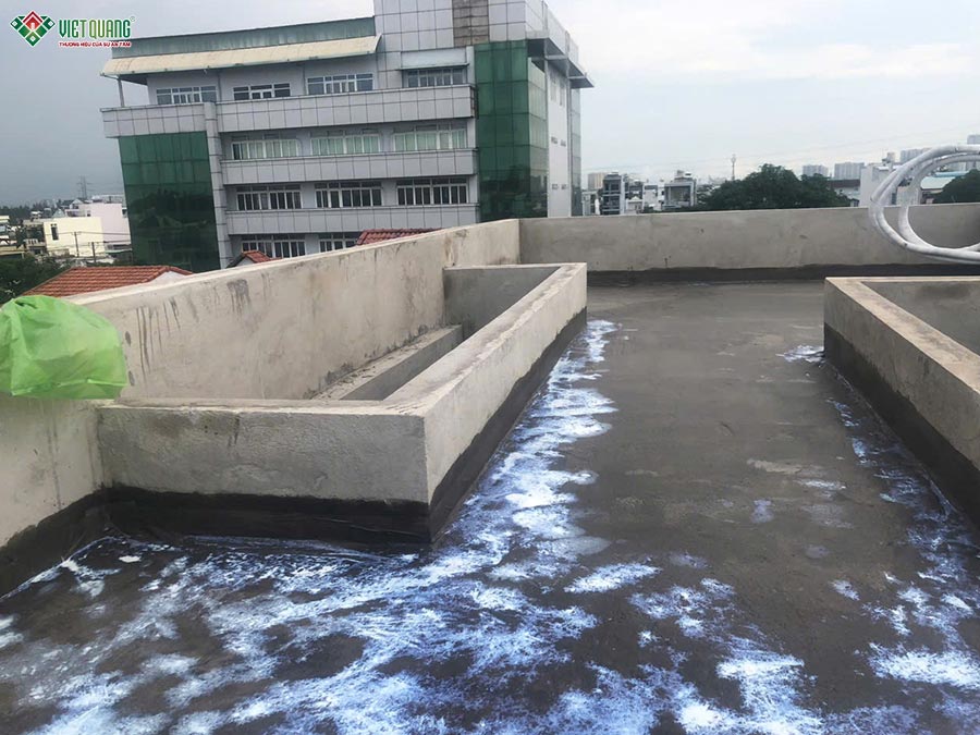 Hình ảnh thi công chống thấm sàn mái