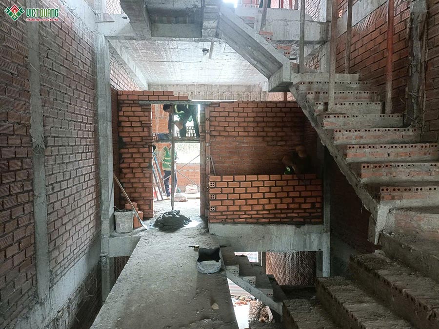 Hình ảnh thi công xây tường phân chia khu vực