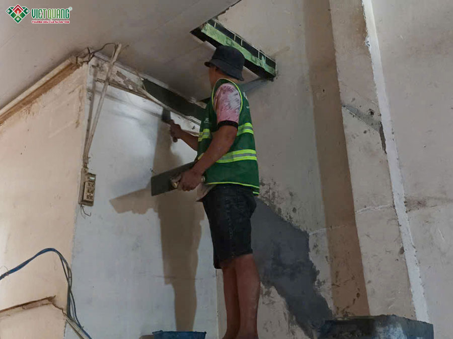 Thợ thi công tô tường các vị trí bị nứt