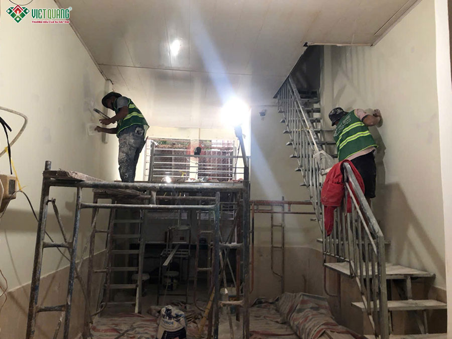 Thợ thi công trét bột sơn nước