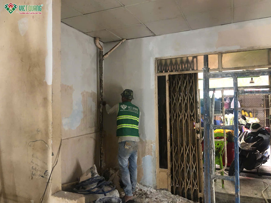 Thợ thi công trét bột