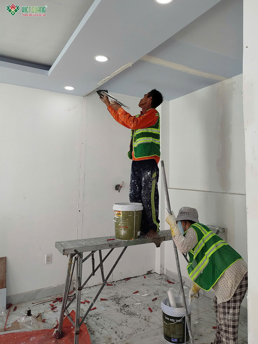 Thợ thi công bả bột trần