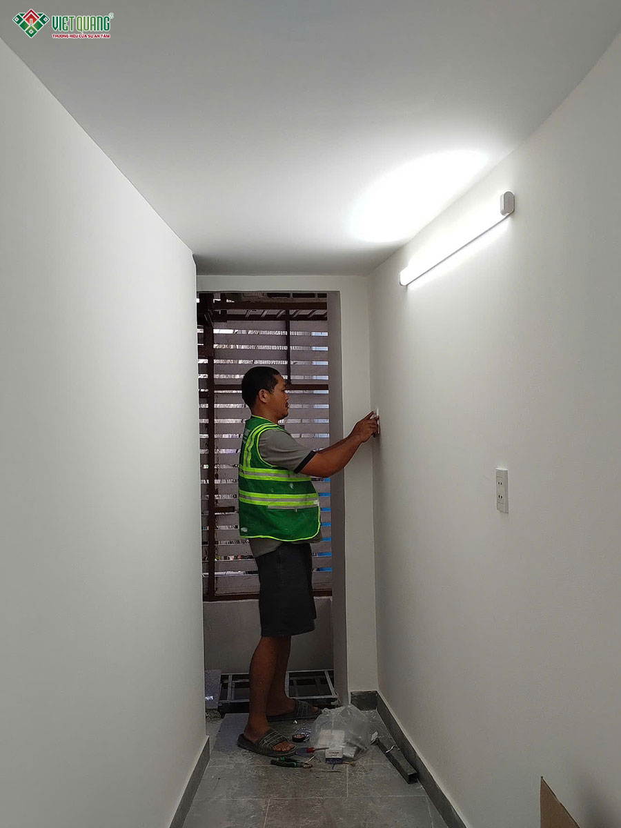 Thợ thi công lắp đặt điện