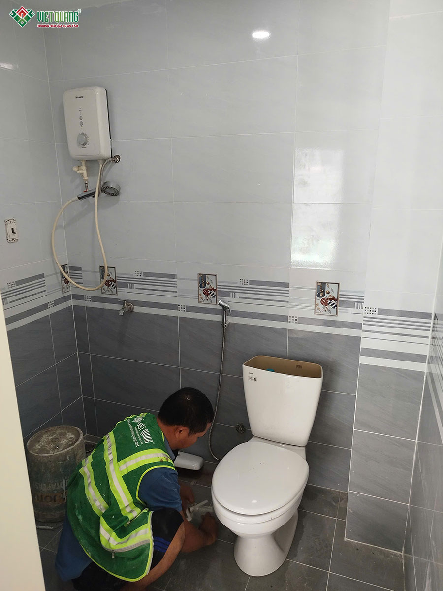 Thợ thi công lắp đặt thiết bị vệ sinh