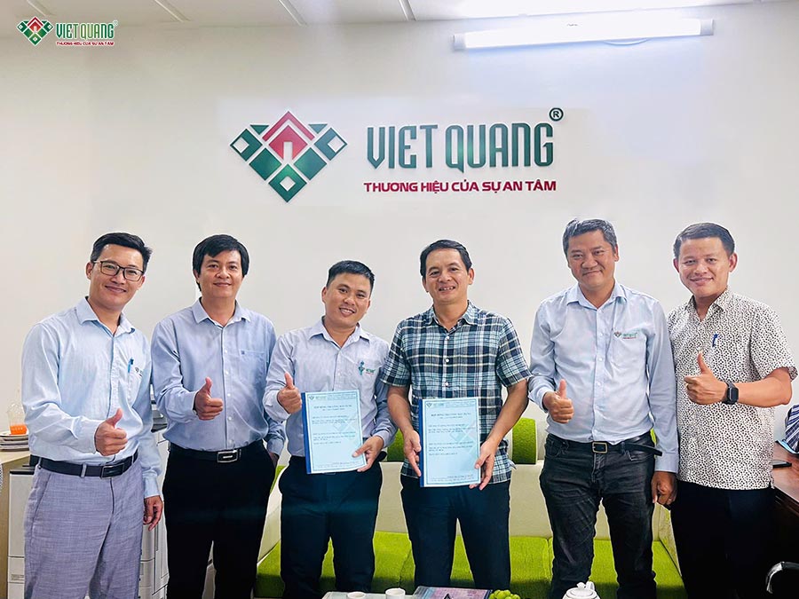 https://kientrucvietquang.net/ky-hop-dong-sua-chua-nha-tron-goi-gia-dinh-anh-son-tai-vuon-lai-tp-hcm/