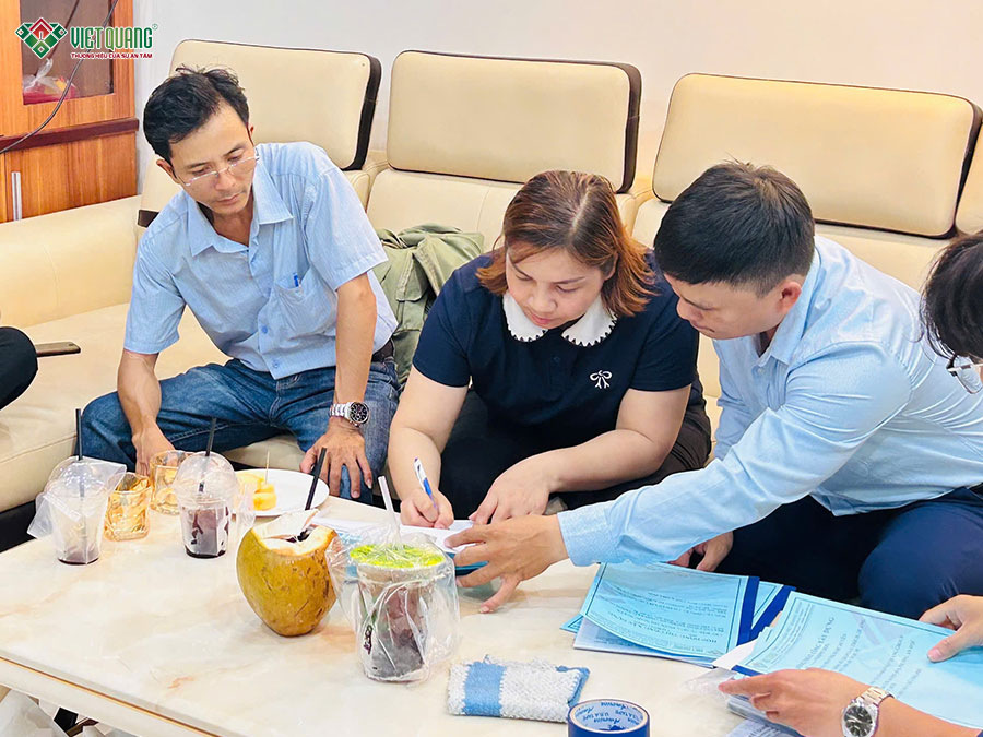 Ký hợp đồng sửa chữa nâng tầng nhà 1 trệt 1 lầu chị Duyên phường Đức Nhuận