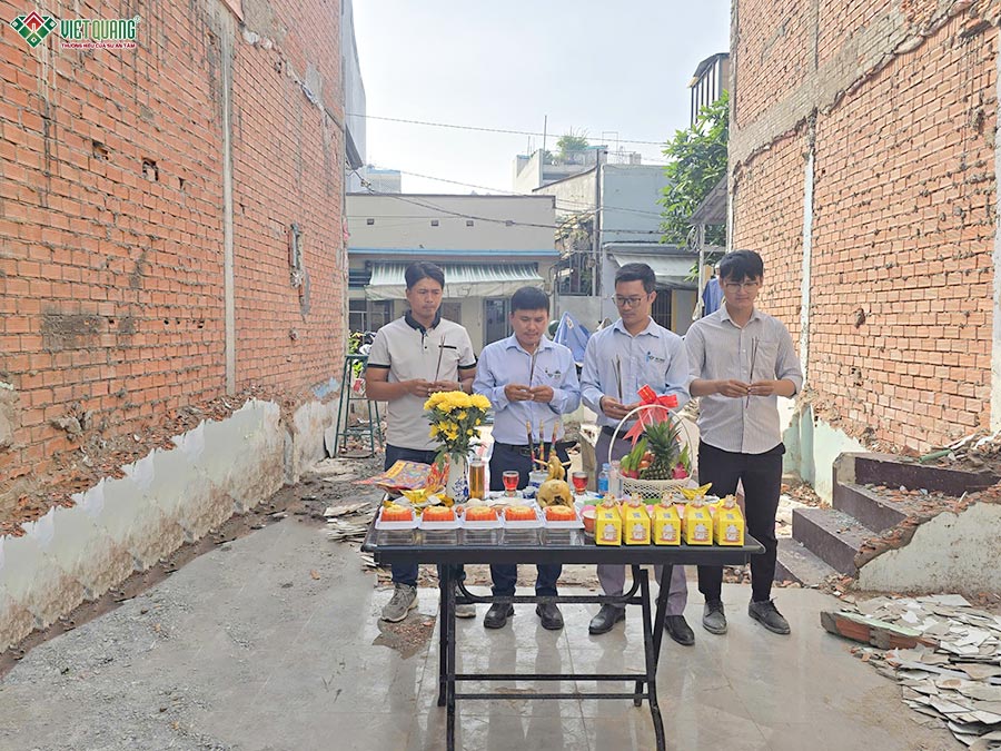 GĐK, Kỹ sư và giám sát thắp nhang cúng khởi công công trình
