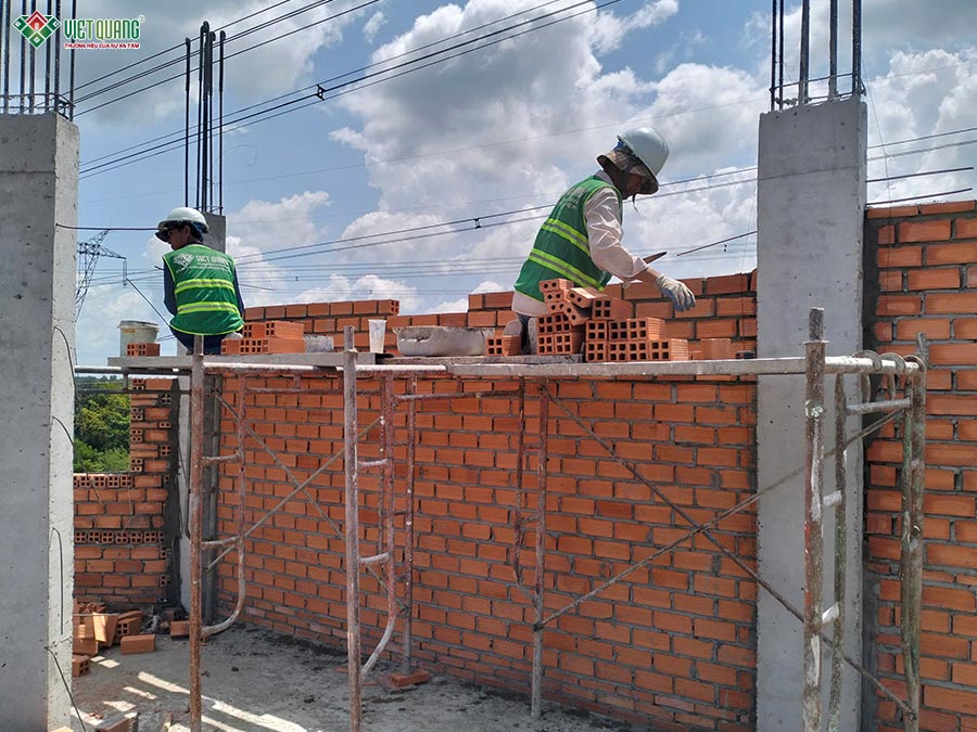 Thợ thi công xây tường bao tầng lầu
