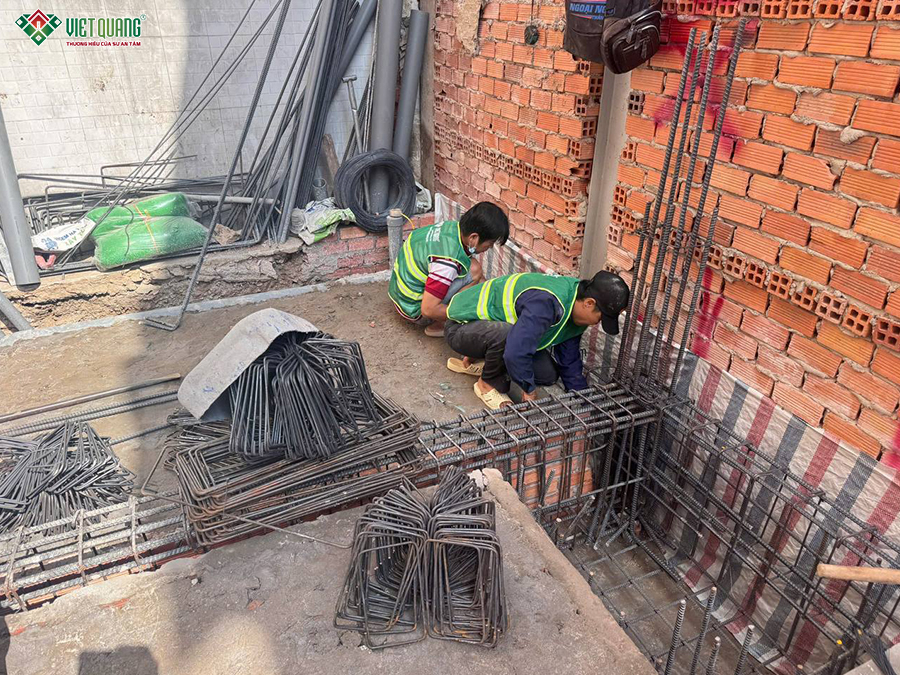 Thợ thi công gia công lắp đặt thép móng