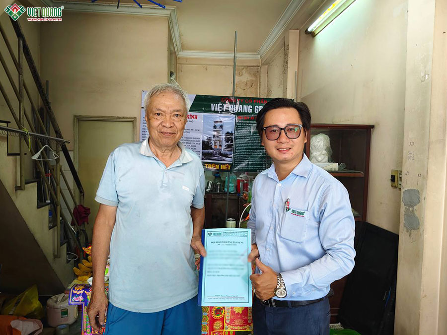 Hình ảnh chú Dũng chpj hình lưu niệm cùng GĐK Đinh Cường (đại diện phụ trách trực tiếp công trình)