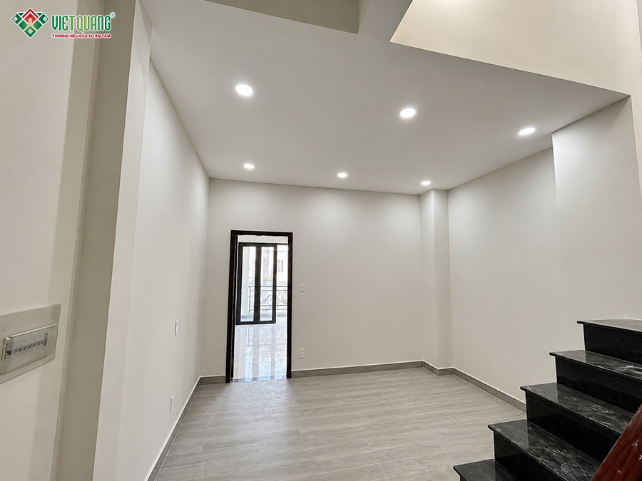 Nhà 1 trệt 1 lửng 2 lầu tum sân thượng