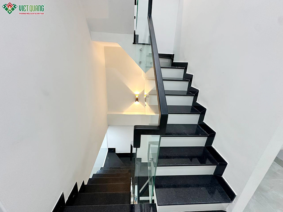 Nhà 3 tầng sân thượng 4x9m