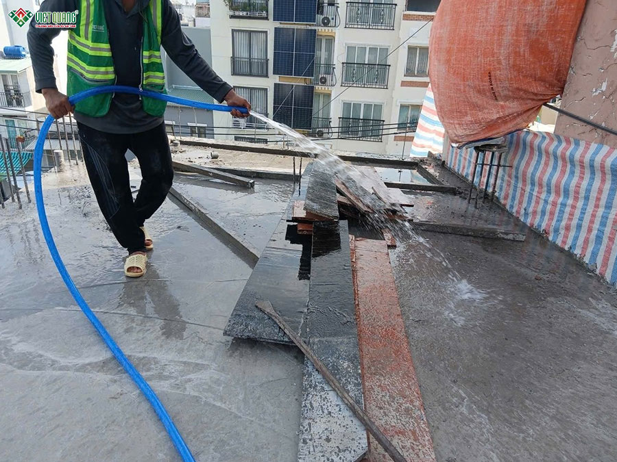 Tưới nước bảo dưỡng bê tông dầm sàn lầu 3
