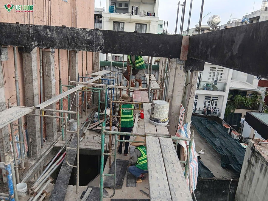 Gia công lắp dựng coppha khung tầng mái