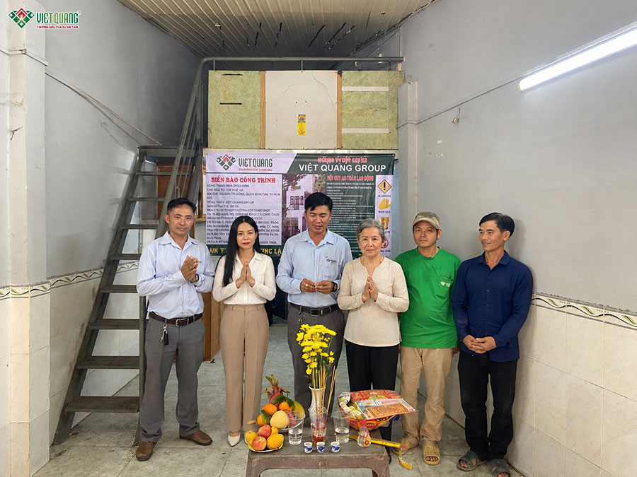 Đội ngũ Việt Quang Group cùng gia đình chị Huệ cúng khởi công