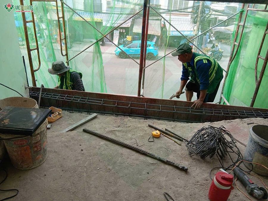 Gia công cốp pha, thép cột, dầm bancol lầu 1