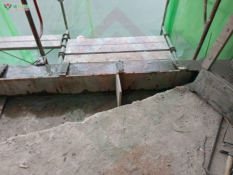 Hoàn thành đổ bê tông bancol lầu 1