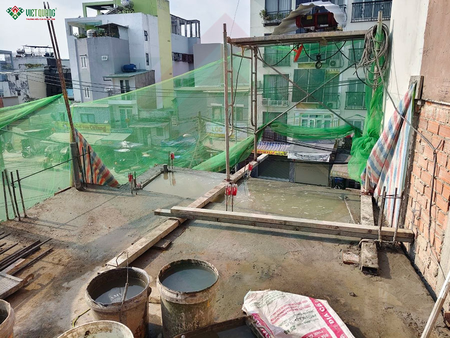 Thi công đổ bê tông dầm sàn bancol lầu 2