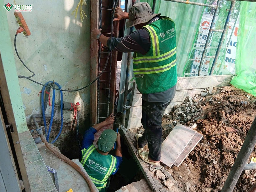 Thi công đổ bê tông cột lầu 1