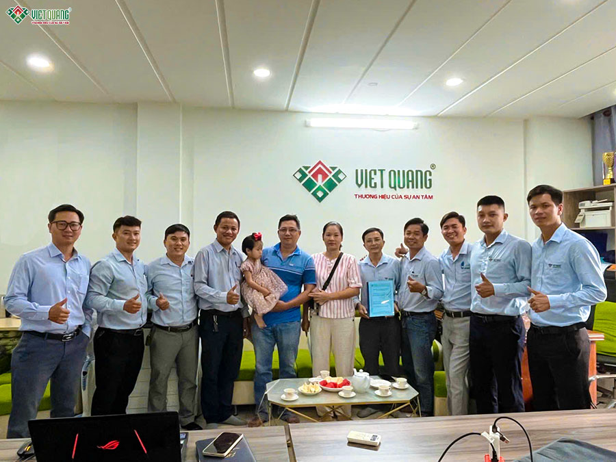 Việt Quang Group và gia đình chị Mai ký hợp đồng sửa nhà trọn gói