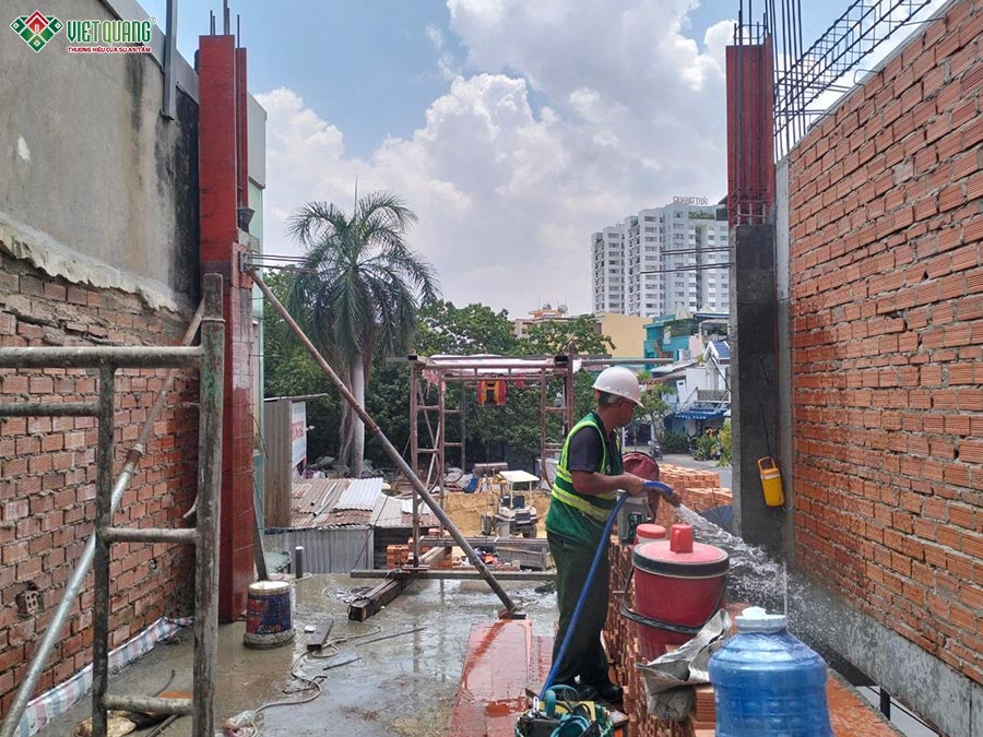 Thi công đổ bê tông cột lầu 1
