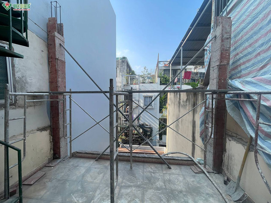 Thi công đổ bê tông cột lầu 3