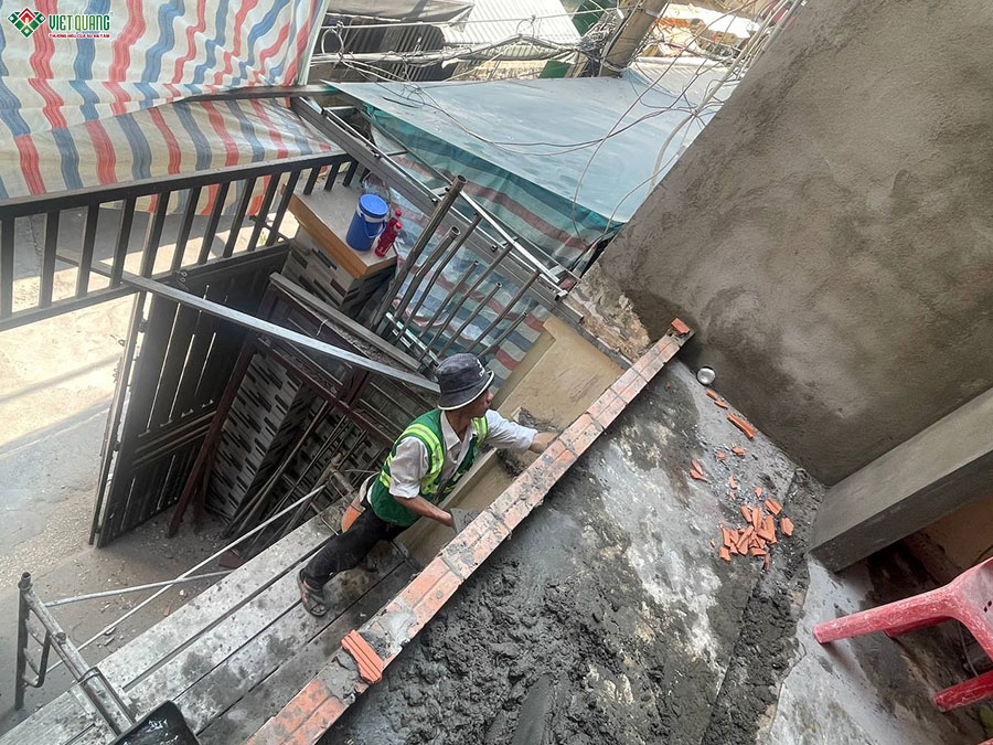 Thợ thi công tường mặt tiền