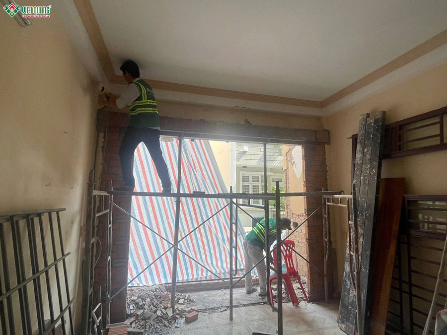 Thợ thi công đổ đà mặt tiền