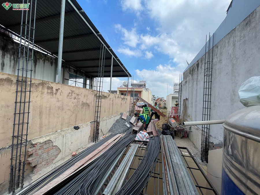 Thợ thi công gia công cốt théo cột lầu 3