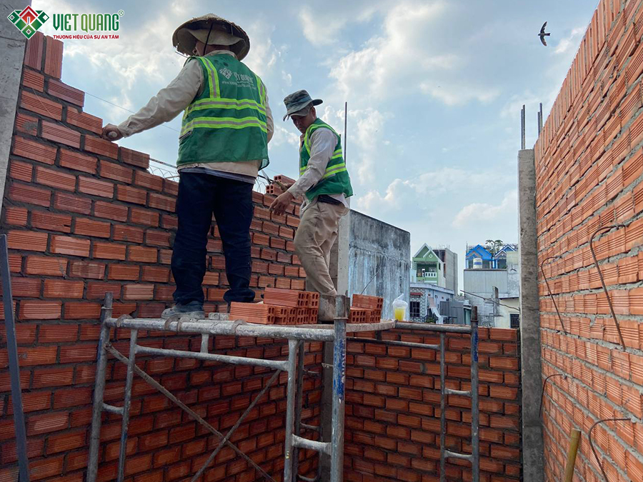 Thi công xây thô khung nhà 2 tầng 4.6x9.5m chị Huệ phường Bình Trị Đông