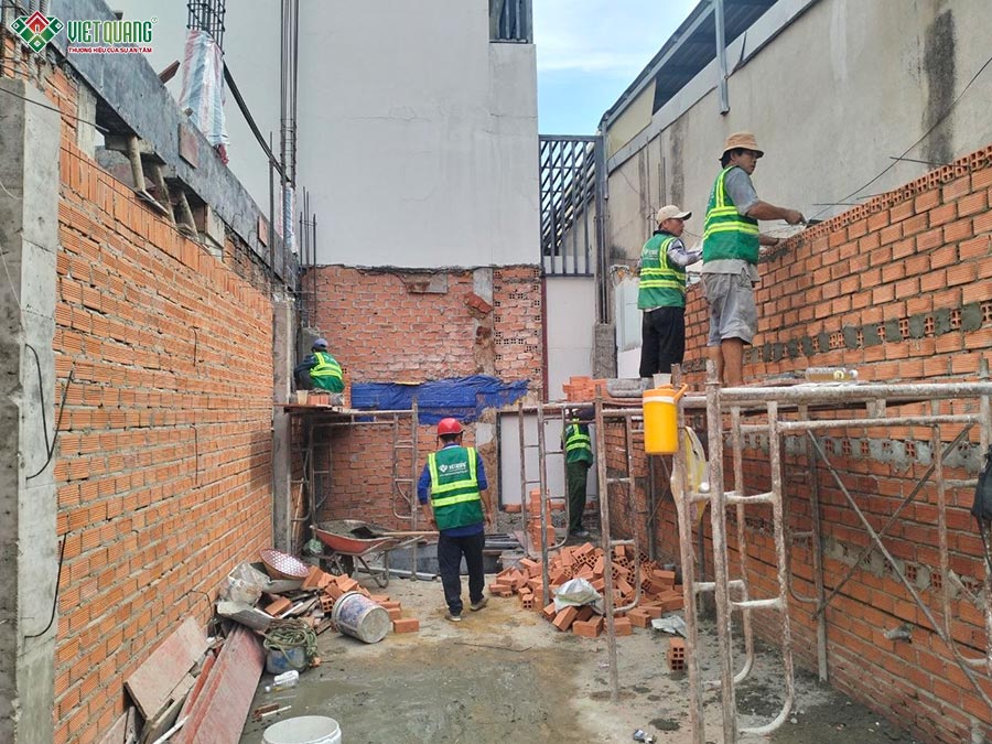 Thi công xây tường bao lầu 1