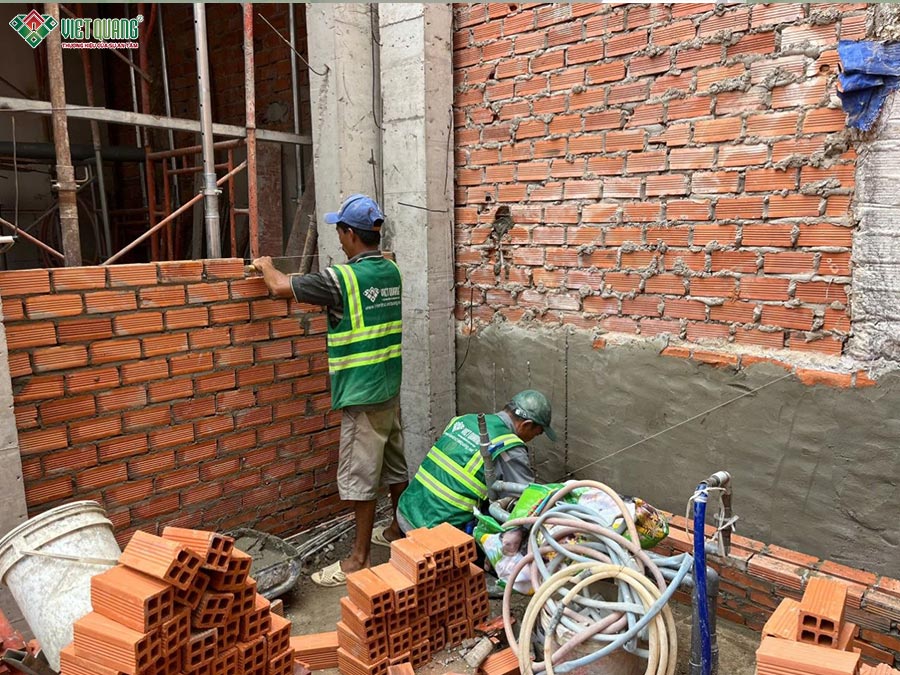 Thợ thi công xây tường bao tầng trệt