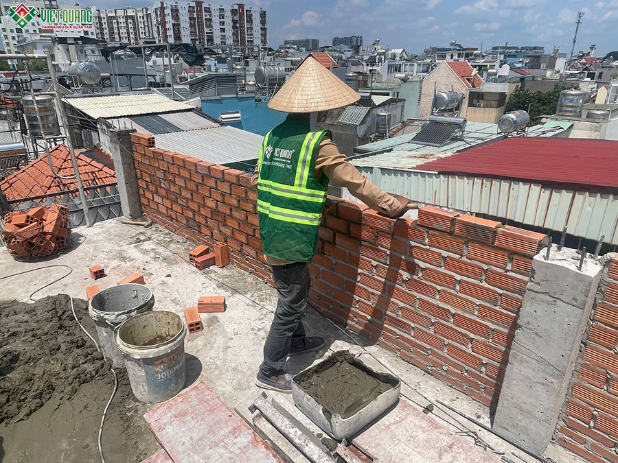 Thợ xây tường bao sân thượng