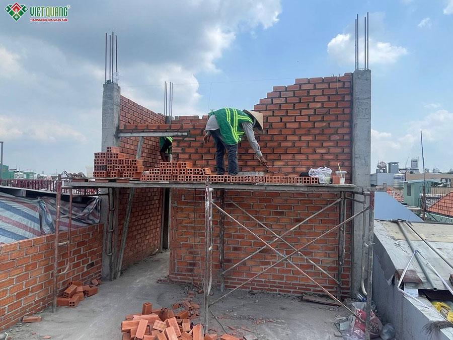 Xây tường bao tầng tum