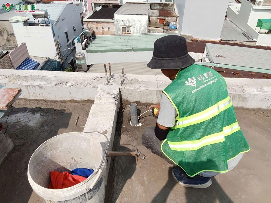 Thi công chống thấm cổ ống thông sàn