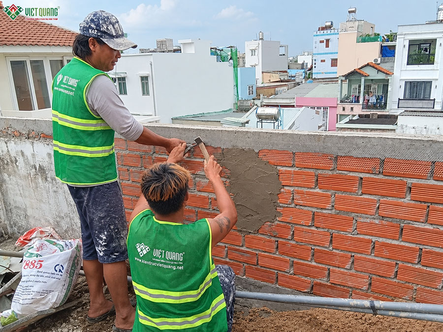 Thợ thi công đóng lưới mắt cáo gia cường chống nứt