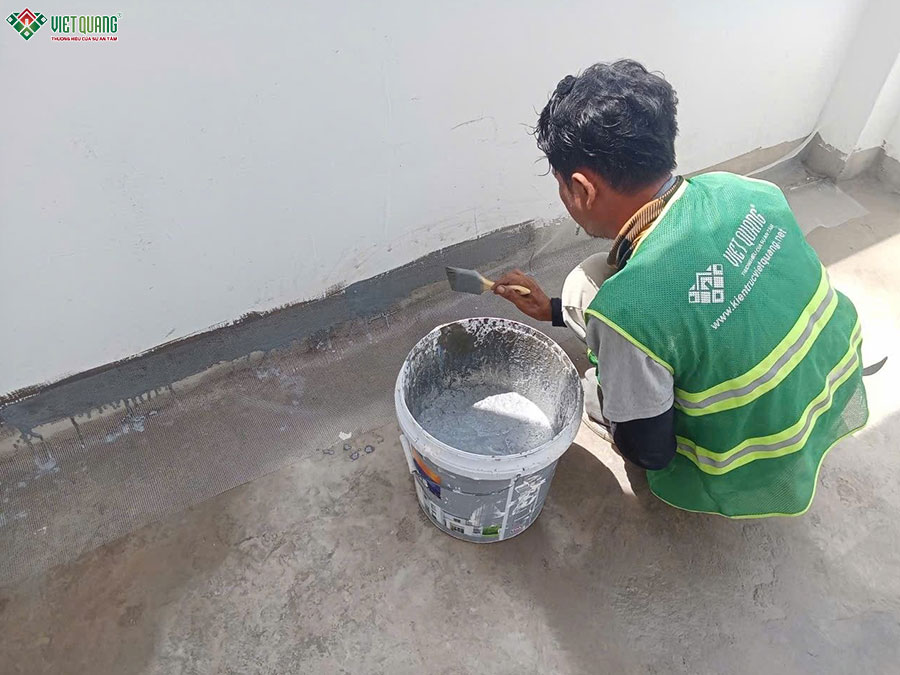 Thợ thi công chống thấm sân thượng trước