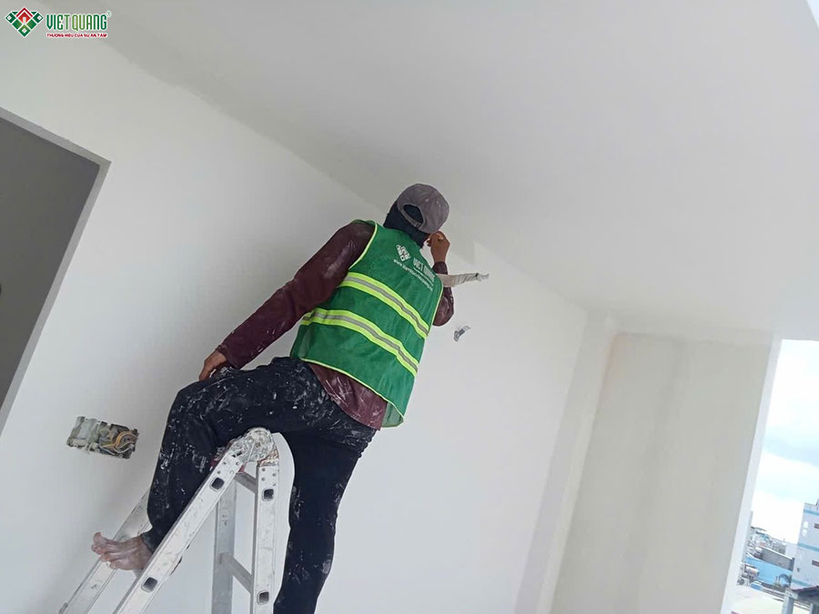 Thợ thi công lăn sơn nước