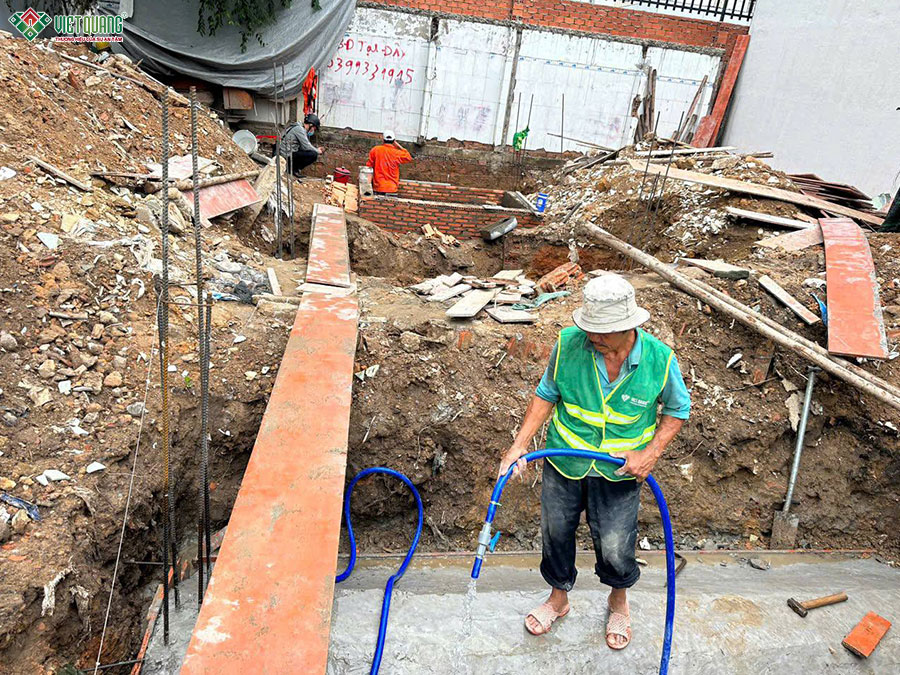 Tưới nước bảo dưỡng bê tông