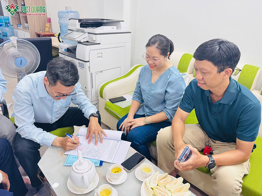Thông tin dự án xây nhà trọn gói của gia đình chị Như phường Tăng Nhơn PhúChủ đầu tư: Bà. Đặng Thị Hồng Như Địa điểm thi công: Phường Tăng Nhơn Phú - TP. HCM Quy mô xây dựng: Nhà phố 3 tầng Dịch vụ: Xây nhà trọn gói Giám đốc khối phụ trách: Ông. Lê Công Đức Thông tin về diện tích, quy mô số tầng và thời gian thi công sẽ được cập nhật theo hồ sơ thiết kế và phương án đã thống nhất với gia đình ở các bài viết tiếp theo của Việt Quang Group.