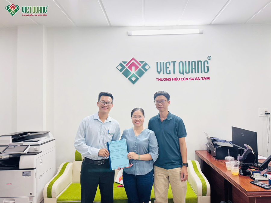 Thông tin dự án xây nhà trọn gói của gia đình chị Như phường Tăng Nhơn PhúChủ đầu tư: Bà. Đặng Thị Hồng Như Địa điểm thi công: Phường Tăng Nhơn Phú - TP. HCM Quy mô xây dựng: Nhà phố 3 tầng Dịch vụ: Xây nhà trọn gói Giám đốc khối phụ trách: Ông. Lê Công Đức Thông tin về diện tích, quy mô số tầng và thời gian thi công sẽ được cập nhật theo hồ sơ thiết kế và phương án đã thống nhất với gia đình ở các bài viết tiếp theo của Việt Quang Group.