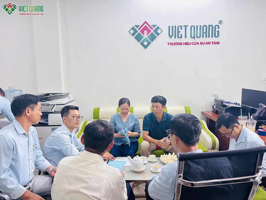 Thông tin dự án xây nhà trọn gói của gia đình chị Như phường Tăng Nhơn PhúChủ đầu tư: Bà. Đặng Thị Hồng Như Địa điểm thi công: Phường Tăng Nhơn Phú - TP. HCM Quy mô xây dựng: Nhà phố 3 tầng Dịch vụ: Xây nhà trọn gói Giám đốc khối phụ trách: Ông. Lê Công Đức Thông tin về diện tích, quy mô số tầng và thời gian thi công sẽ được cập nhật theo hồ sơ thiết kế và phương án đã thống nhất với gia đình ở các bài viết tiếp theo của Việt Quang Group.