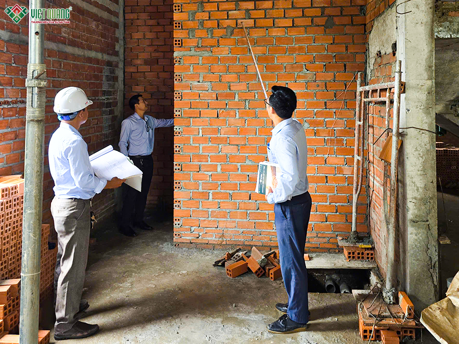 GĐk Việt Quang Group cùng khách hàng tham quan công trình thực tế đang thi công