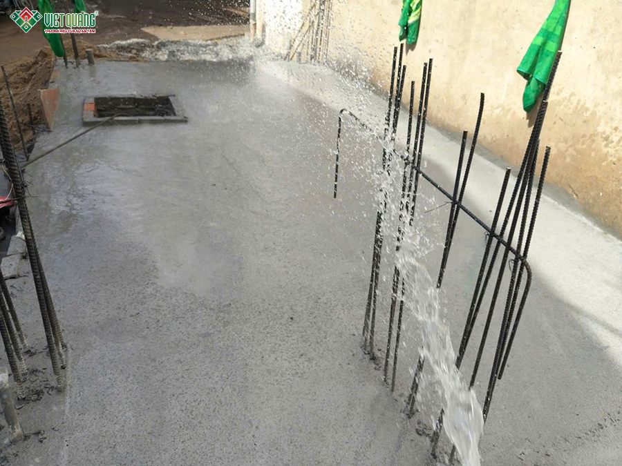 Tưới nước bảo dưỡng bê tông