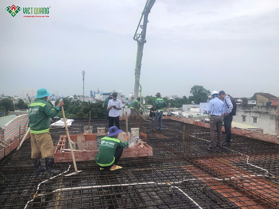 Giám đốc khối phụ trách, kỹ sư cùng giám sát tiến hành kiểm tra nghiệm thu cốt thép, ván khuôn trước khi đổ bê tông
